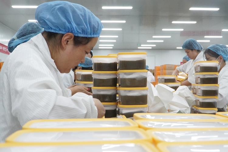 通过市场调研,线上筛选与实地考察,测试样品并比较评估
